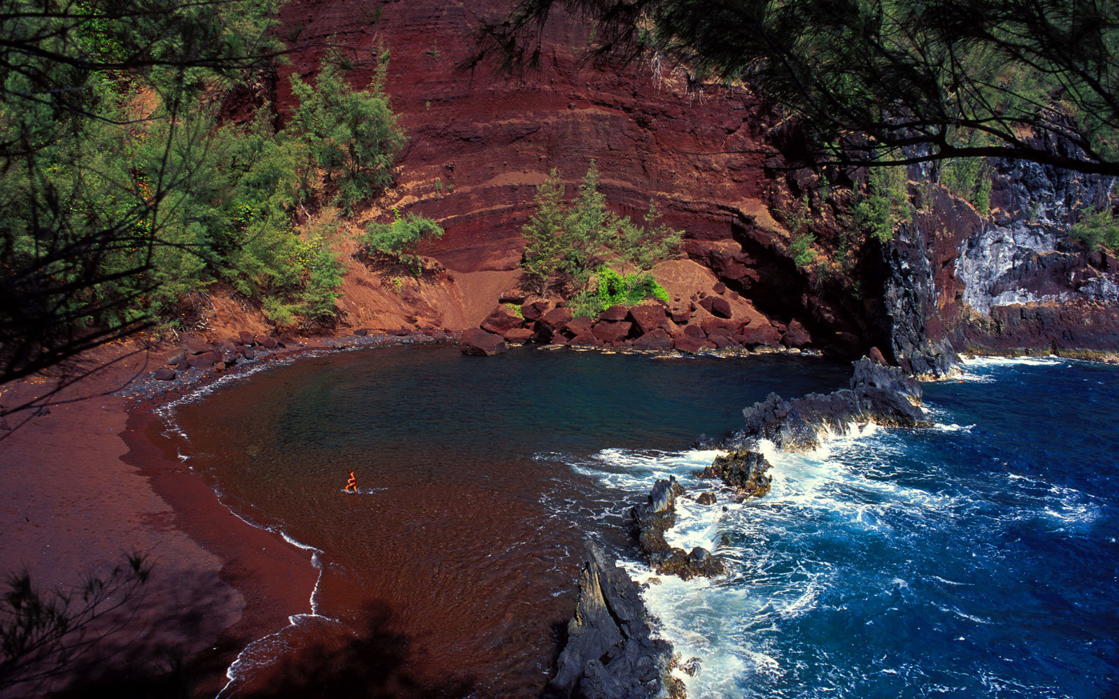 pegefinger Teoretisk forbi Kaihalulu (Red Sand Beach Maui): Most Beautiful Beach in the World - Let's  Go To Maui